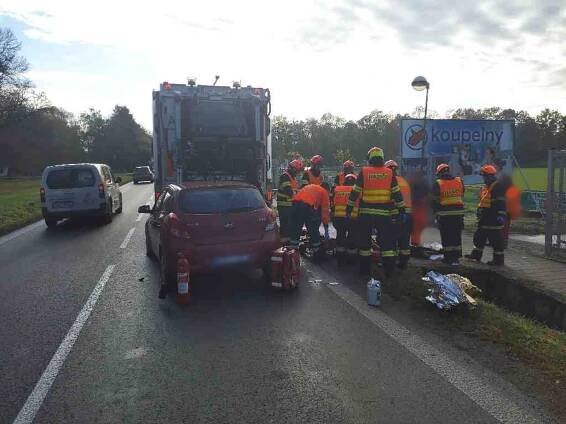 Při nehodě ve Strážnici utrpěl popelář vážná zranění