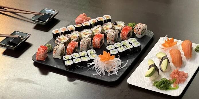 Sushi sety s lososem, avokádem i krabem či okurkou: 30–42 ks maki, nigiri a tempura