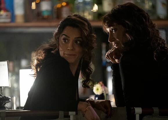 Láska je láska: Generace Q - Late to the Party - Z filmu - Sepideh Moafi, Jennifer Beals