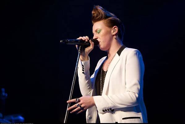 White-clad Songstress