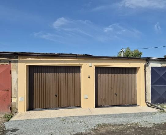 Prodej garáže Kladno - Rozdělov, 18m2, vjezdová vrata s dálkovým ovládáním