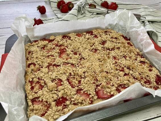 Jahodový koláč s drobenkou - NutsLove