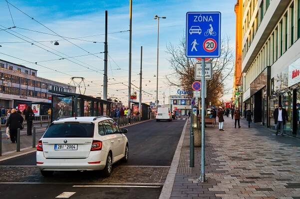 Brno, Nádraží, sdílená zóna, auta a chodci