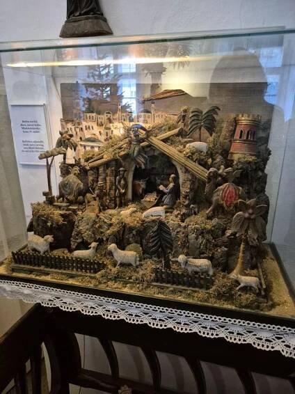 Muzeum betlémů Karlštejn, Koněpruské jeskyně - ZŠ a MŠ Kmetiněves