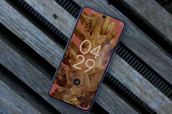 Obrazovka uzamčení na Google Pixel 8 Pro.