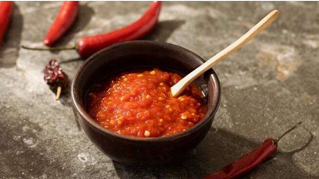 Urodily se vám chilli papričky? Připravte si z nich pálivou omáčku harissu, na kterou stačí jen pár dalších surovin