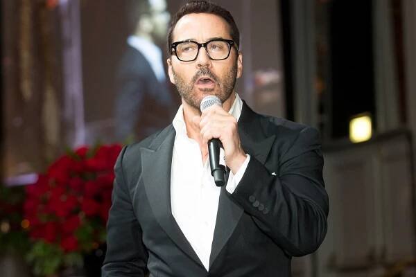 Jeremy Piven speaks at a sex trafficking awareness charity event.