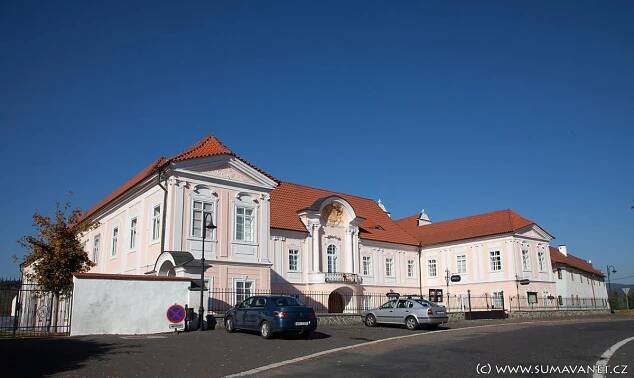 Zámek Hrádek s kaplí sv. Valburgy | VELHARTICE A OKOLÍ