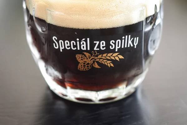 VIDEO: Černé pivo Ostravaru nabírá na síle. A zůstane v hospodách