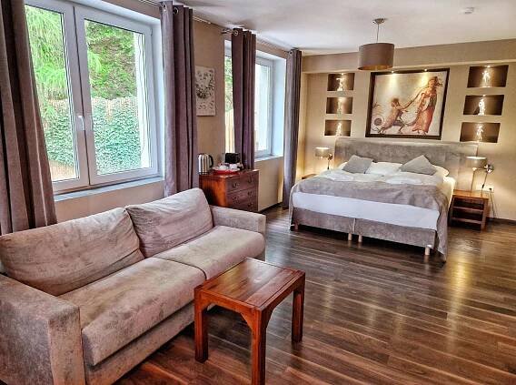 سرير أو أسرّة في غرفة في In Spirit, hotel v Rožnovském pivovaru - Pivní Lázně, Wellness & Čokoládovna