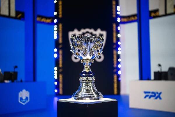 Týmy soupeří o trofej, prsten a téměř devětačtyřicet milionů