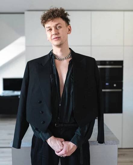 Mladý módní návrhář Michael Kováčik začínal jako stylista. O outfity se staral například modelce Anetě Vignerové.
