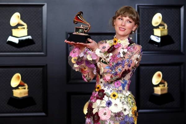 Největší rozparek a nejhlubší výstřih už není jediné, čím ženy na Grammy poutají pozornost. V čem je nejlepší Talyor Swift či Beyoncé?