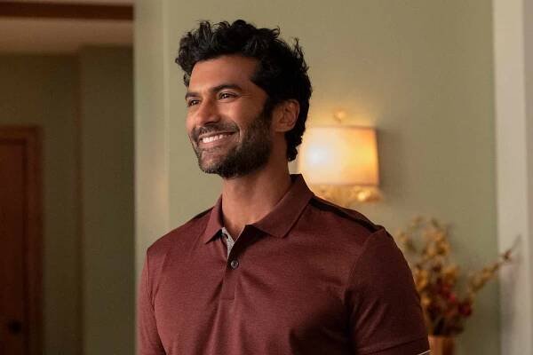 Sendhil Ramamurthy as Mohan Vishwakumar in Never Have I Ever