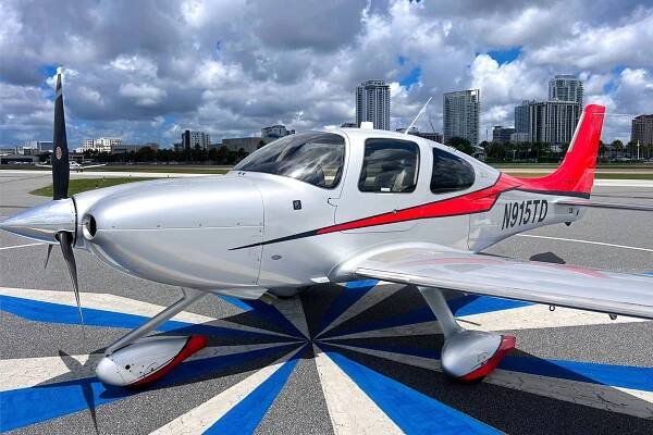 Cirrus SR22 N915TD