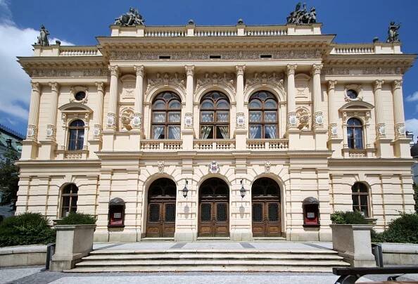 Ne všechna divadla ruší představení – KlasikaPlus.cz