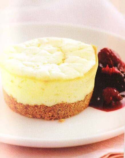 Recept: Tvarohové dortíčky cheesecake s bílou čokoládou a lesním ovocem