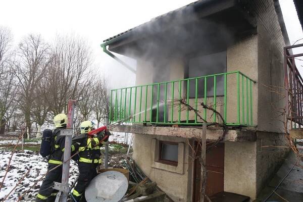 V Ostrožské Lhotě hořela chata. Příčina se šetří