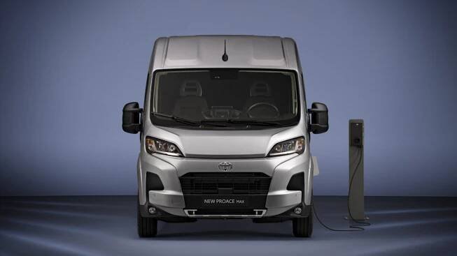 Novinky pro profesionály: Obří elektro dodávka i hybridní Hilux
