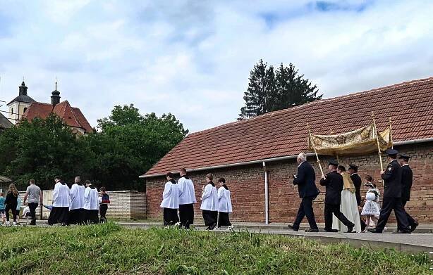 Průvod "Božího Těla" – Farnost Hradčovice 