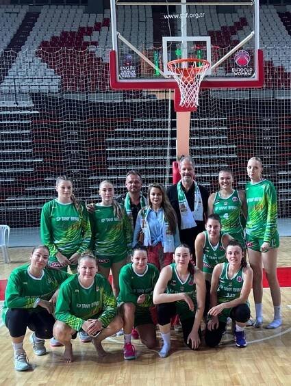 Zástupce velvyslance ČR v Ankaře Jiří Borcel a honorární konzulka ČR v Antályi Yeliz Gul Ege osobně podpořili český ženský basketbalový tým