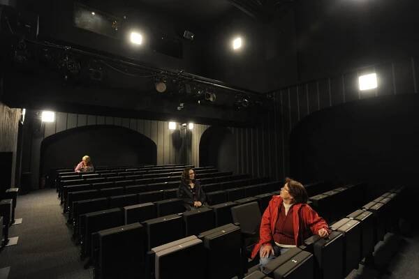 Divadlo Na Zábradlí otevřelo po rekonstrukci, dvůr nově zastřešuje sklo | Hospodářské noviny (HN.cz)