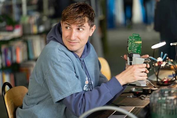 Tom Rosenthal in RED ROSE