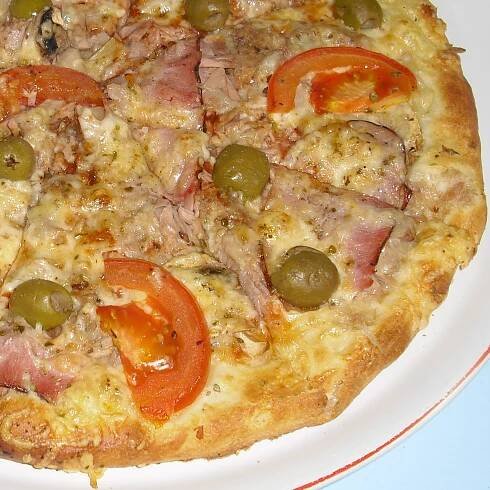 26. Pizza s tuňákem (tomaty,tuňák,slanina,žampióny,rajčata,olivy,sýr) 30 cm