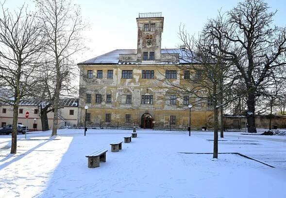Příhoz v aukci na poslední chvíli možná nemusel být vítězný. Zámek v pražských Kunraticích chce městská část