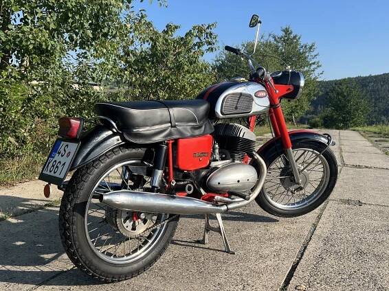Tatra 603 "šilhavka" nebo první model Jawy. To jsou hlavní hvězdy veteránské aukce