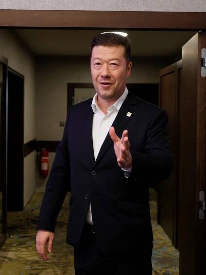 Šéf SPD Okamura a bruneta ze Singapuru: Před časem líbačka, teď zapíračka?