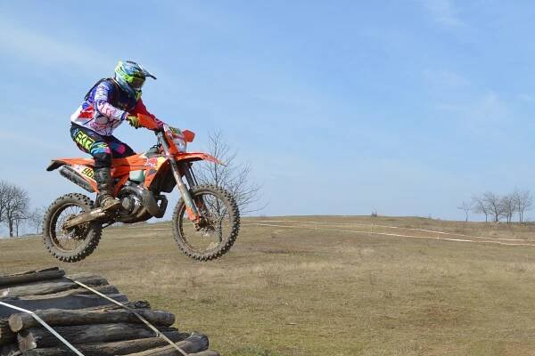 Enduro sprint. Načeratický kopec u Znojma hostí závody motorkářů. Bojují o titul