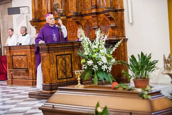 Pohřeb otec Jan Kabeláč 2015 | Farnost Brno - Židenice u kostela sv. Cyrila a Metoděje