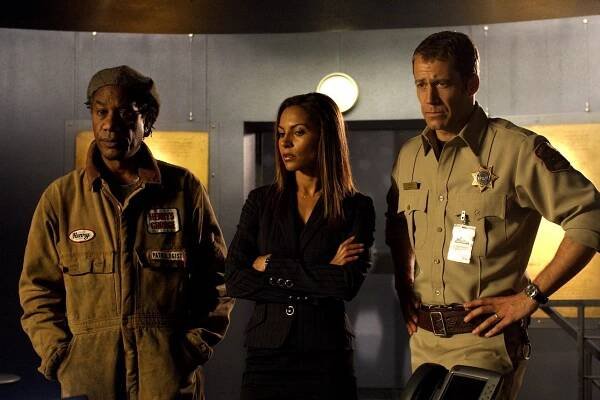 Heuréka – město divů - Nezranitelný - Z filmu - Joe Morton, Salli Richardson-Whitfield, Colin Ferguson