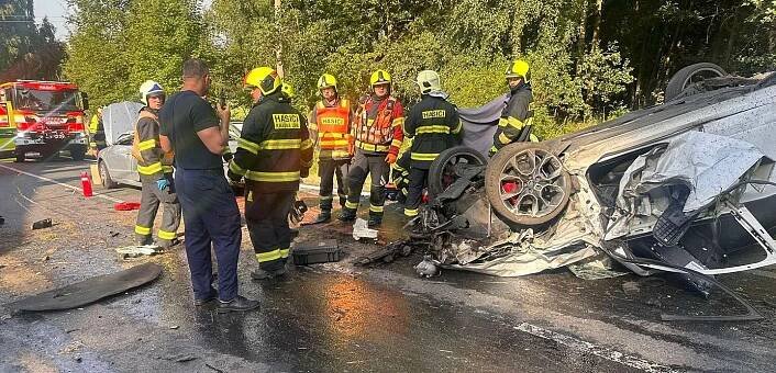 Hasiči vyjížděli do Krásné Lípy k požáru vozu. Po příjezdu zjištěno, že jde o vážnou nehodu. Na místě přistál i vrtulník