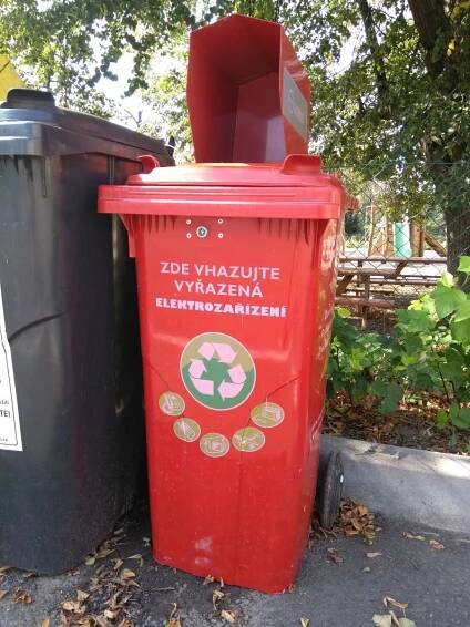 Kontejner u základní školy