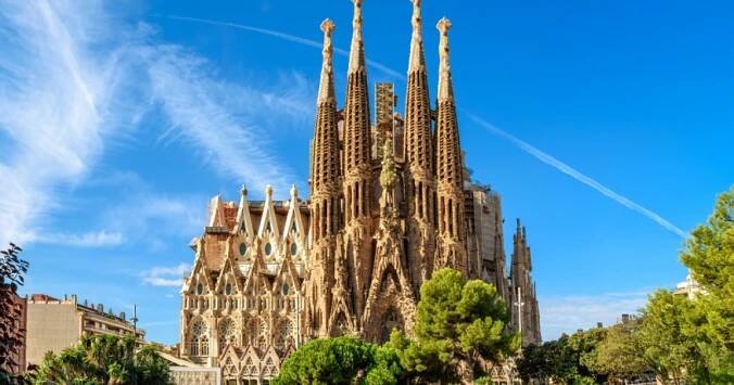 Po 145 letech se Sagrada Família, mistrovské dílo Antoniho Gaudího, konečně dočká svého dokončení. Termín dostavby je velmi symbolický