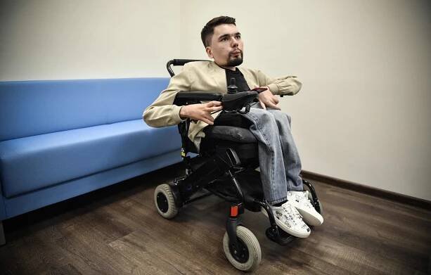 Je na vozíku, ve vězení by nepřežil ani dva dny. Přesto z účtu StalinGulag nebojácně kritizuje Putina