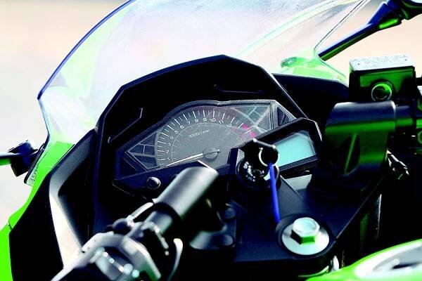  TEST: Kawasaki Ninja 300