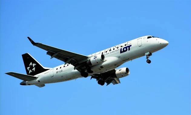 Embraer 175 w trakcie lotu