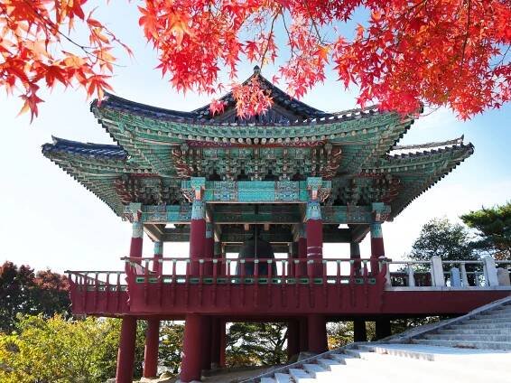 zvonový pavilon v seokguram grotto v gyeongju v jižní koreji. - kjongdžu - stock snímky, obrázky a fotky