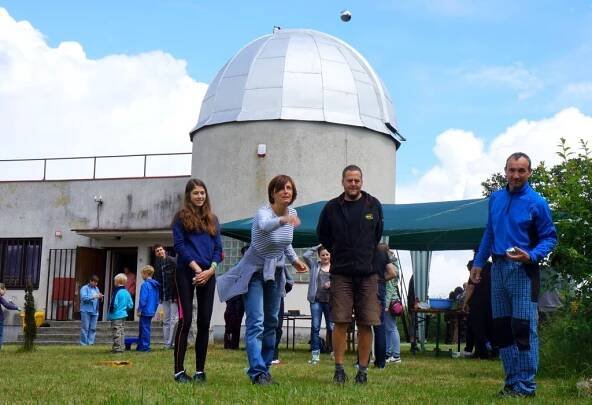 Příchod astronomického léta oslavili hvězdáři z Vlašimi stylově, pétanquem
