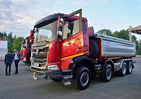 Přijíždí nová Tatra. Phoenix má klasickou kopřivnickou koncepci a kabinu od Nizozemců