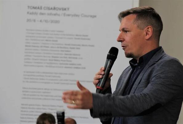 Kurátor Martin Dostál: Těší mě, že jsem mohl udělat výstavu Tomáše Císařovského ve slavné Zámecké jízdárně Alšovy jihočeské galerie