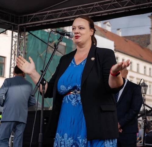 Domov - Katarína Roth Neveďalová