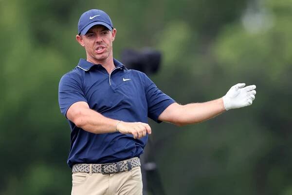 Rory McIlroy throws club and smashes tee marker amid US Open struggles