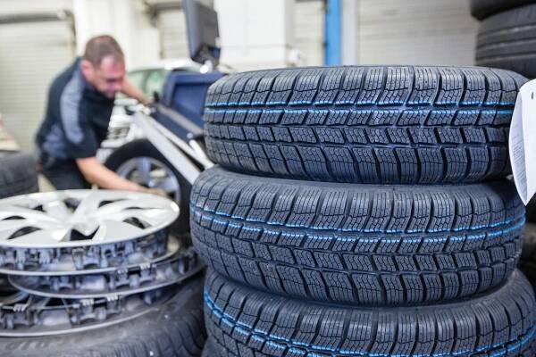 Do konce října musí být přezuto. Autoservisy na Berounsku hlásí plno