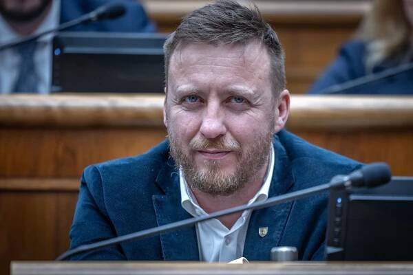 Peter Kotlár vraví, že mRNA vakcíny sú bezpečné. Zachránili milióny ľudí (fikcia)