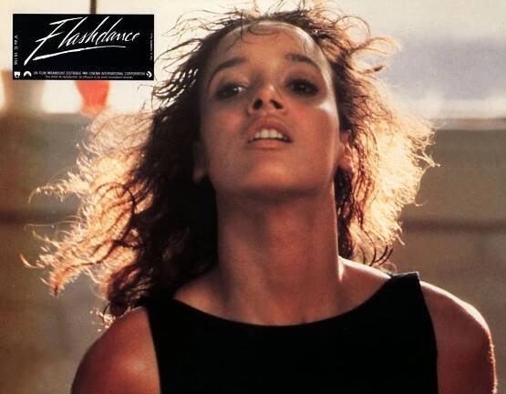 Vzpomínáte na sexy Alex z Flashdance? V 52 vypadá úžasně!