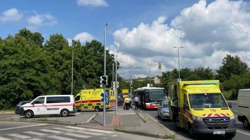 Autobus v Praze prudce zabrzdil. Popadala desítka lidí - Novinky